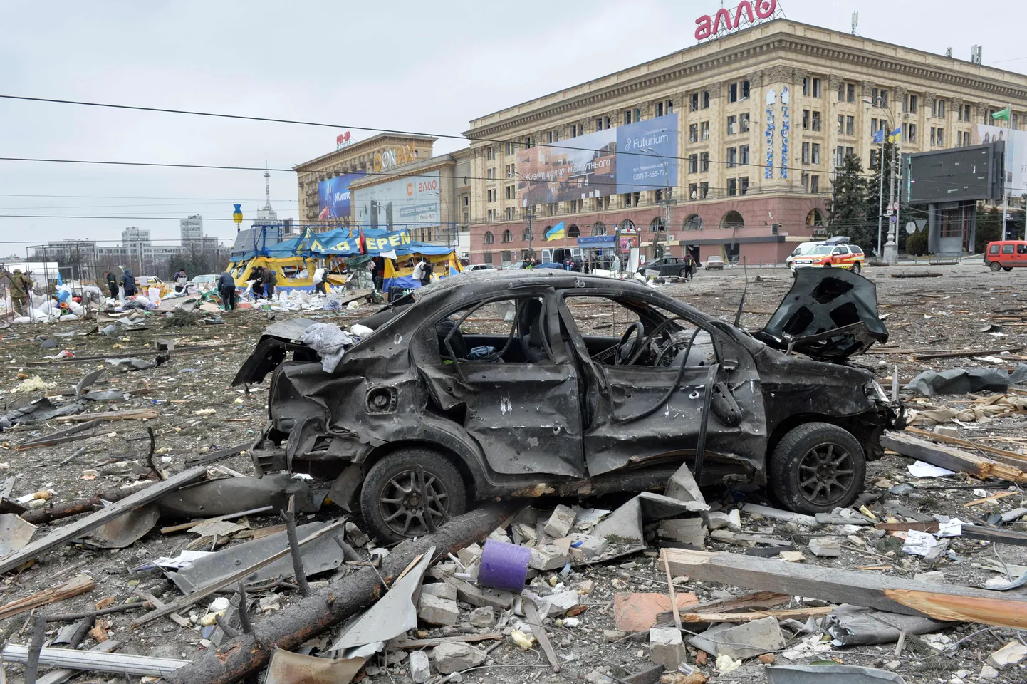 1 марта 2022 года. Вид на площадь возле мэрии Харькова, разрушенной в результате обстрела российских войск. Центральная площадь второго по величине города Украины Харькова подверглась обстрелу со стороны наступающих российских войск, которые попали в здание местной администрации, сообщил губернатор области Олег Синегубов. Харьков, в основном русскоязычный город недалеко от границы с Россией, имеет население около 1,4 миллиона человек. (ФОТО: Сергей БОБОК/AFP)