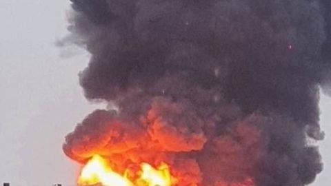 VIDEO ⟩ Izcēlušies ugunsgrēki divos naftas un gāzes nozares uzņēmumos Bahreinā