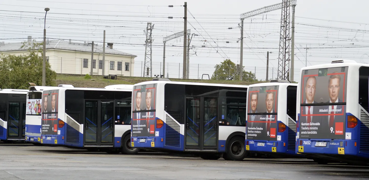 Partijas "Saskaņa" 13.Saeimas vēlēšanu reklāma uz sabiedriskā transporta.