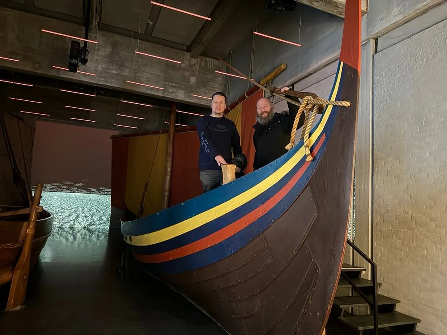 SAARLASED TAANIMAAL: Saaremaa muuseumi direktor Priit Kivi ja MTÜ Salme Viikingikeskus liige Rauno Rahnel Roskilde viikingimuuseumis kogemusi omandamas.