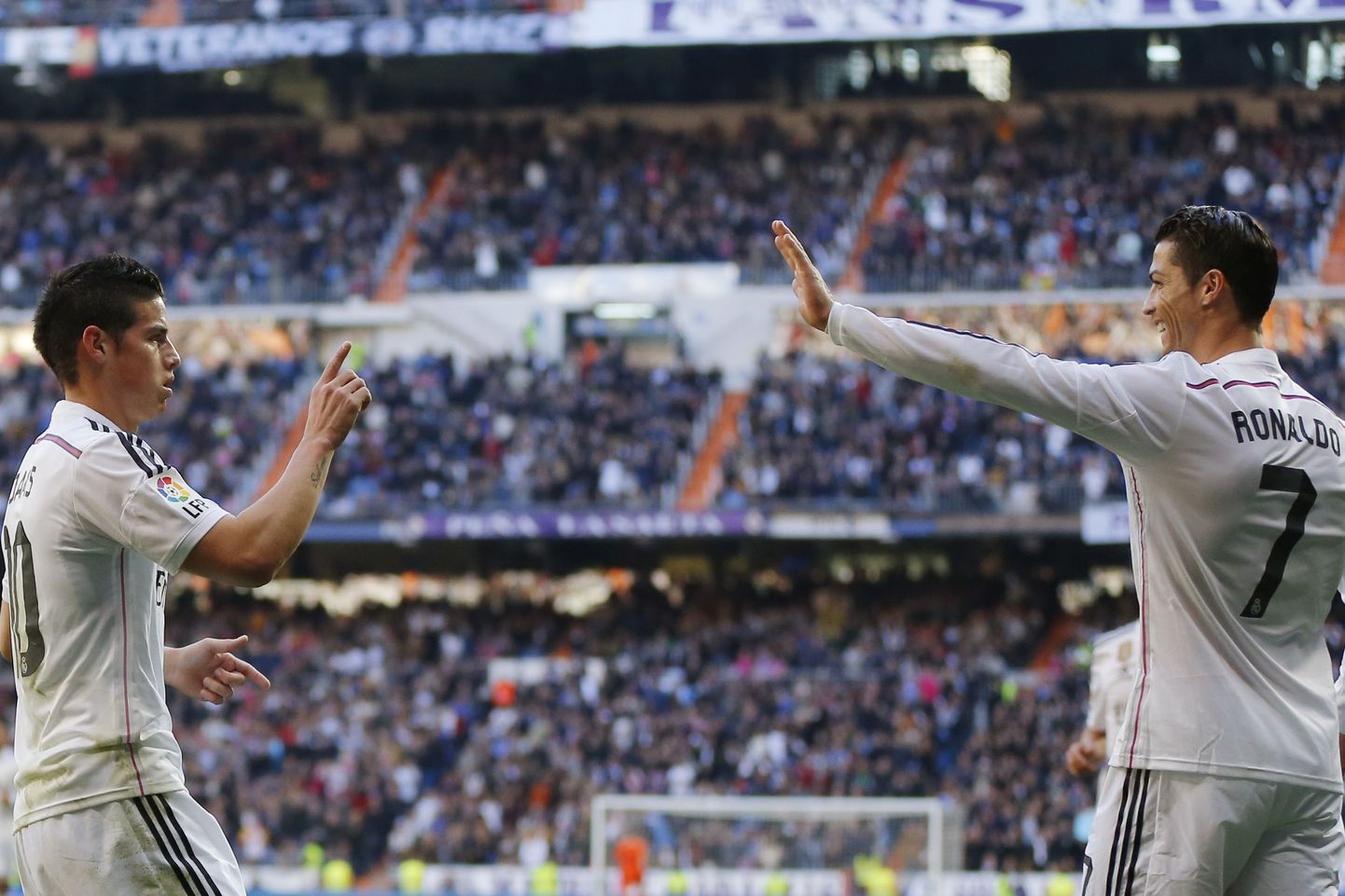 James Rodriguez (vasakul) ja Cristiano Ronaldo väravat tähistamas.