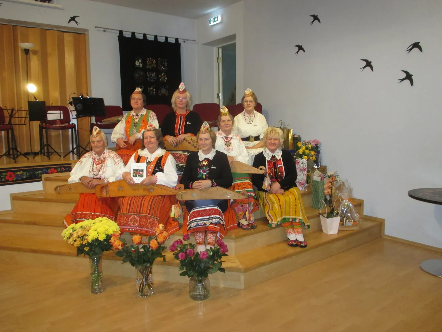 KÜMNEAASTANE UIJEE Esireas Inna Sooäär, Leena Peegel, Aili Õige, Külli Ausmeel, Heli Maisalu, tagareas Anu Kaljuste, Kadri Kask ja Janne Kommel.