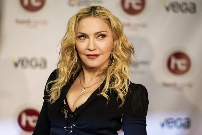 65-летняя Мадонна блеснула голой грудью на кровати: горячие фото