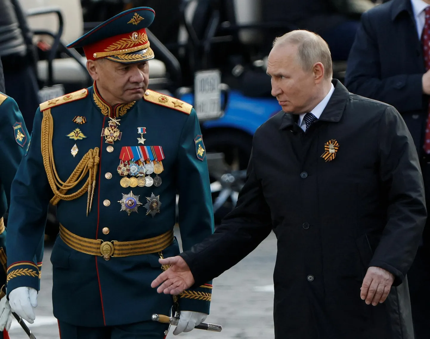 Demokraatlikus riigis oleks kaitseminister Sergei Šoigu ammu vallandatud, kuid Putin seda ei tee, sest Šoigu on talle ustav. Pilt on võetud 9. mail paraadil.