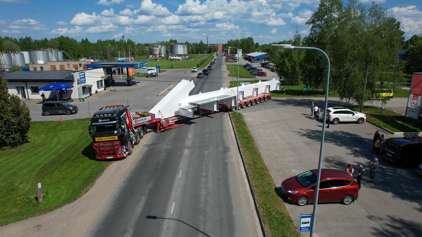 VMT Tehastest saadeti esimesed sillatükid Pärnu poole teele. Seesugune, kaare algusosaga tükk on üks suuremaid: 46 tonni raske ja ligi 29 meetrit pikk.