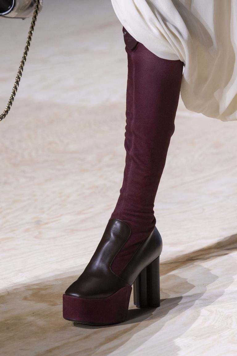 Louis Vuitton on kombineerinud moodsaid elemente ning modell kannab kauneid, põlvekõrguseid, 70ndate massiivsest kontsast inspireeritud sukksaapad.