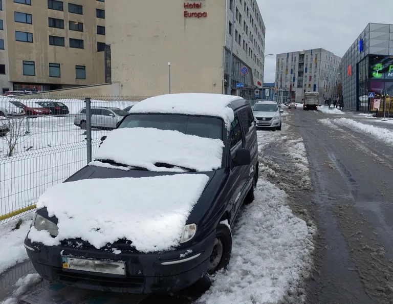Около порта стоит автомобиль с украинскими номерами.