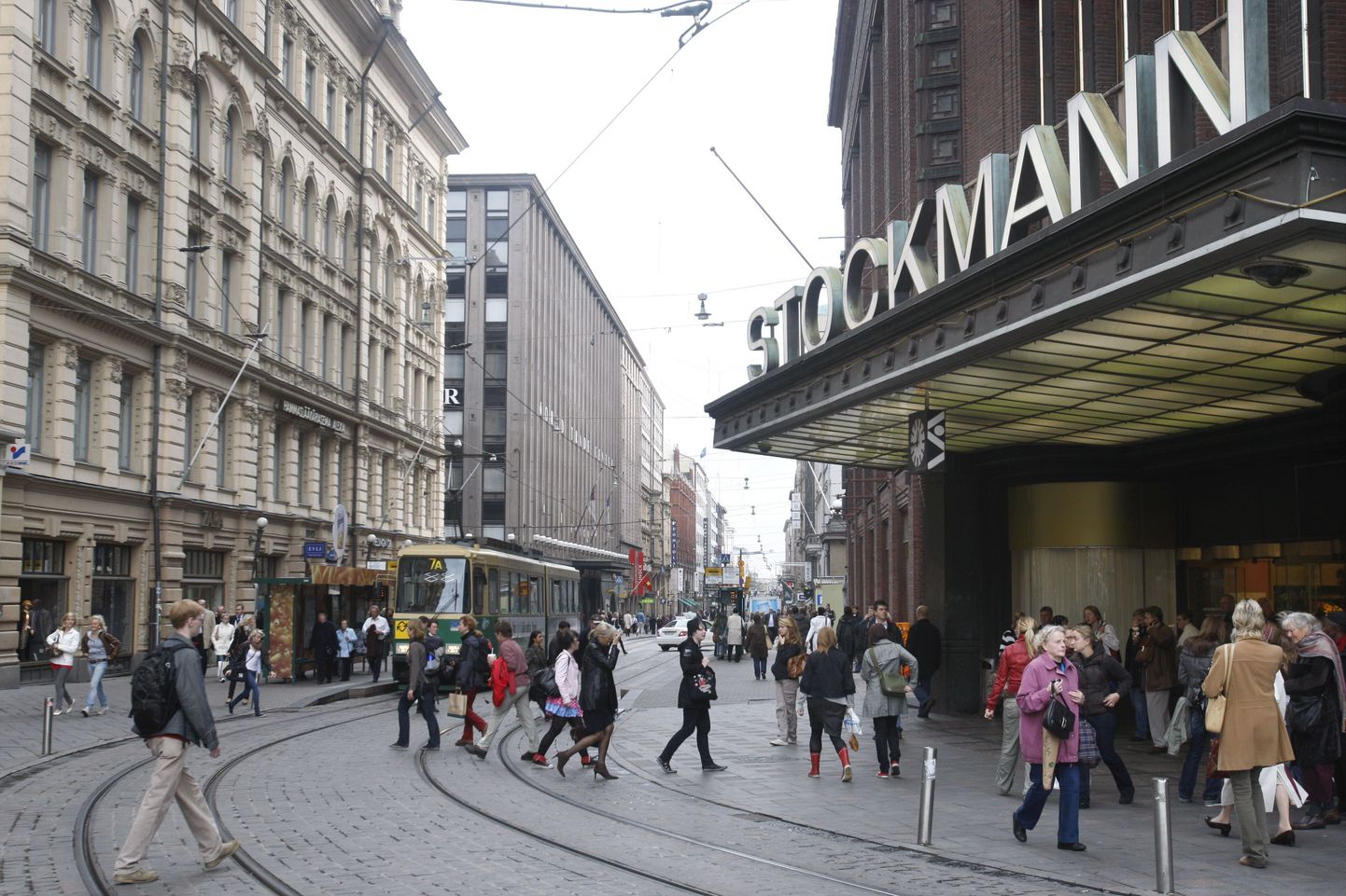 Helsingis Stockmanni kaubamaja juures tabati alasti eestlane