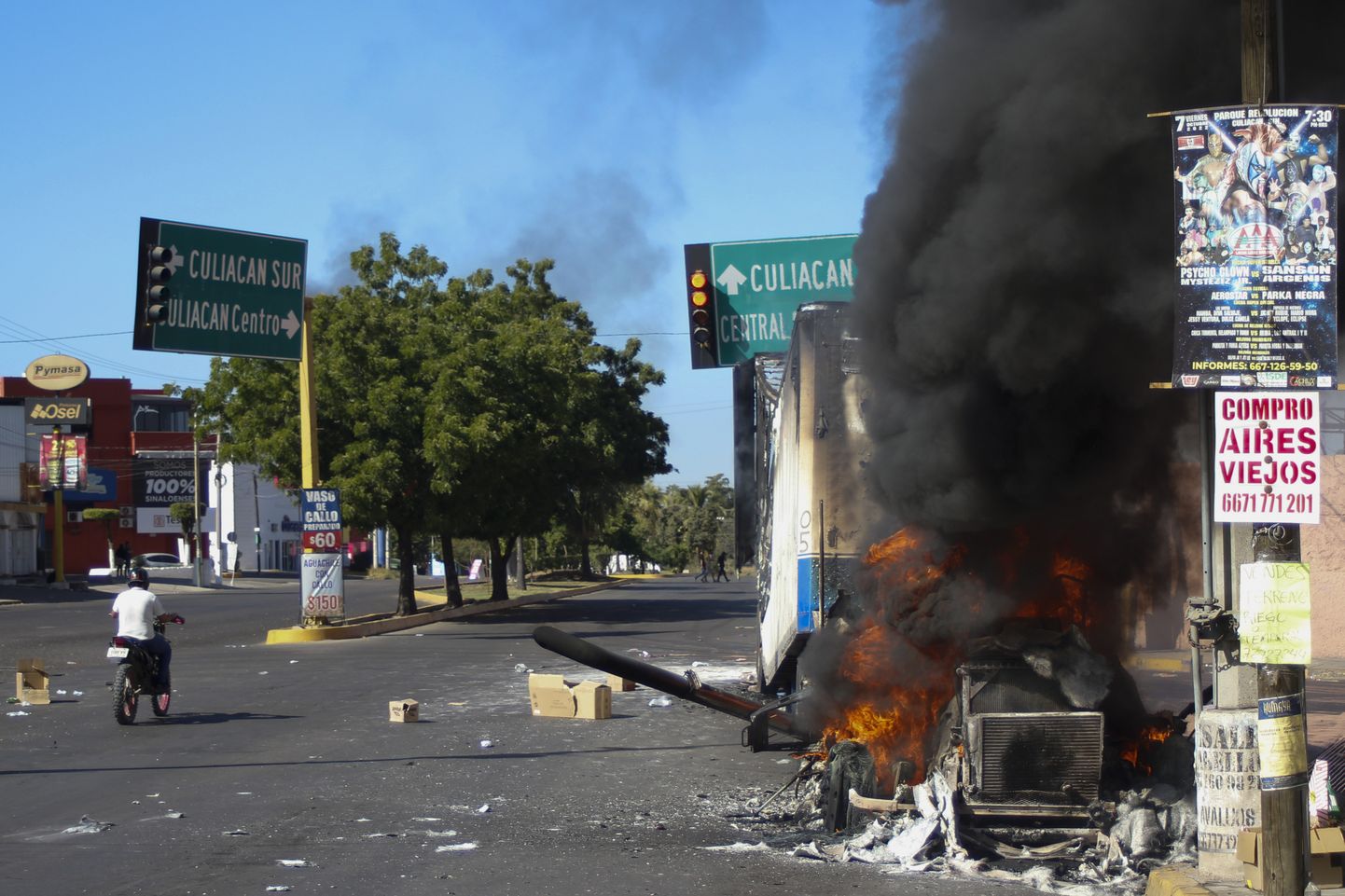 Põlevad sõidukid Culiacáni tänaval Sinaloa osariigis pärast Mehhiko narkoärika Ovidio Guzmáni vahistamiost.