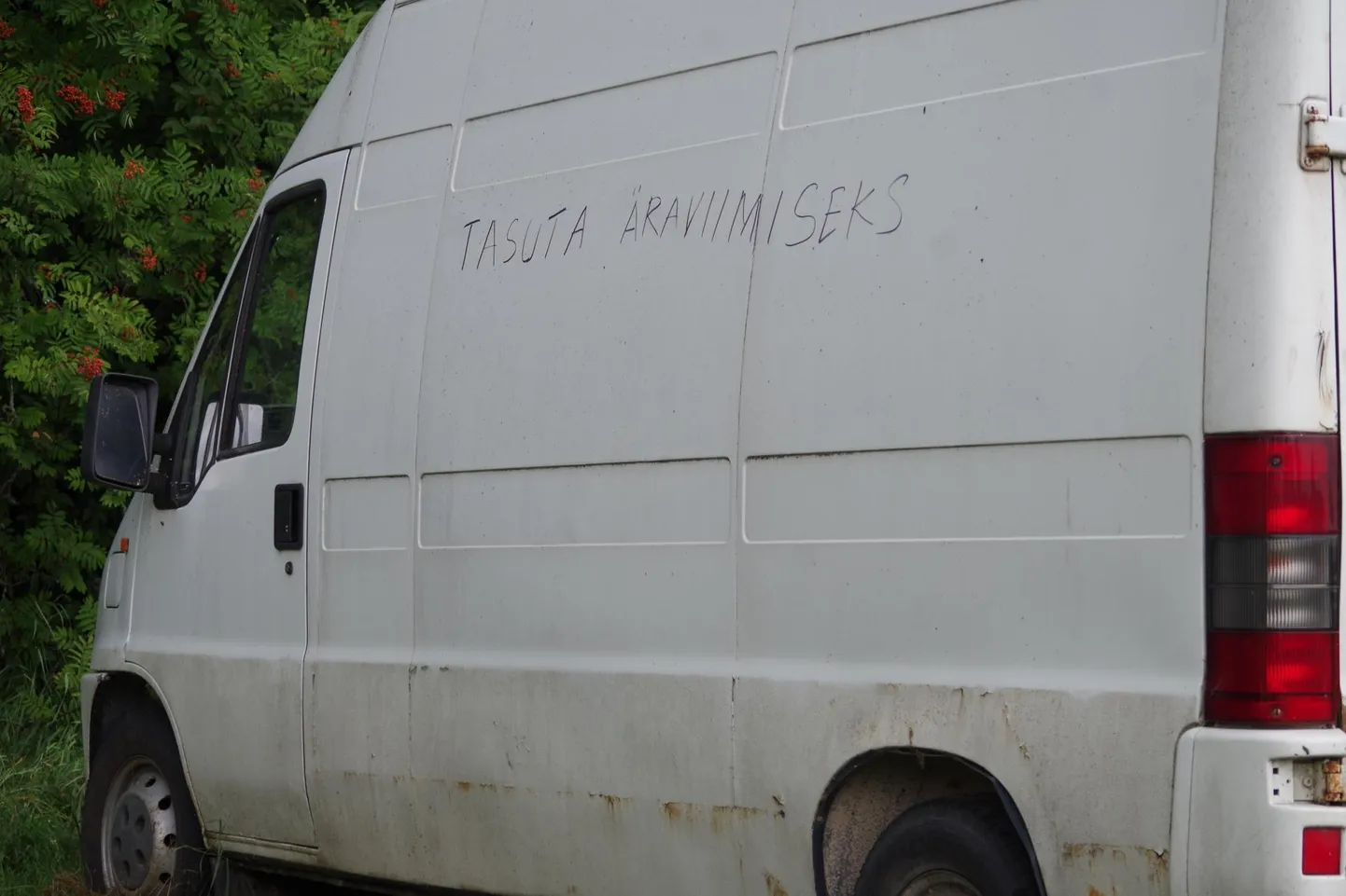 Tasuta saadaolev kaubik Ähijärve ääres.