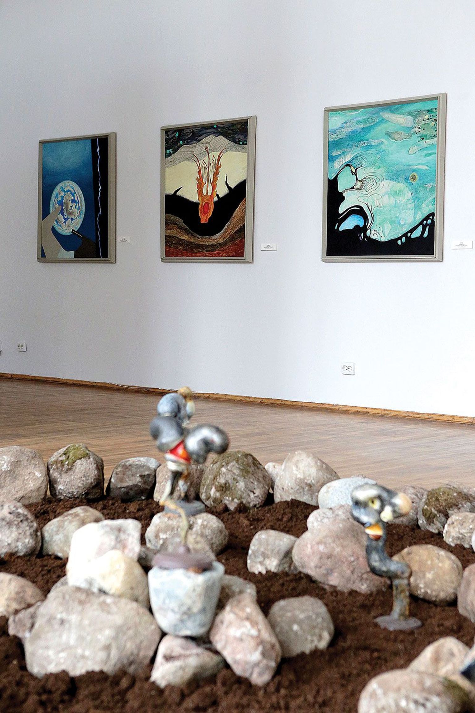 Ilmar Malini (1924–1994) näituse «EluLõng» koostajad Jaan Malin ja Kadri Asmer on väljapanekus üsna kesksele kohale asetanud aastal 1968 valminud kolmikmaali «Vesi. Maa. Ruum», mis kuulub Tartu kunstimuuseumile. See paikneb mullast, kividest ja sürreaalsetest kujudest taasloodud installatsiooni «Organon» juures, kunstimaja suurima näitusesaali seinal.