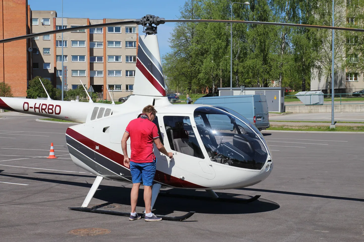 Hiljuti maandus Kagukeskuse tulevase laienduse asukohas kopter. Sellega saabus kohale Urmas Sardise äripartner Elmo Ehrlich.