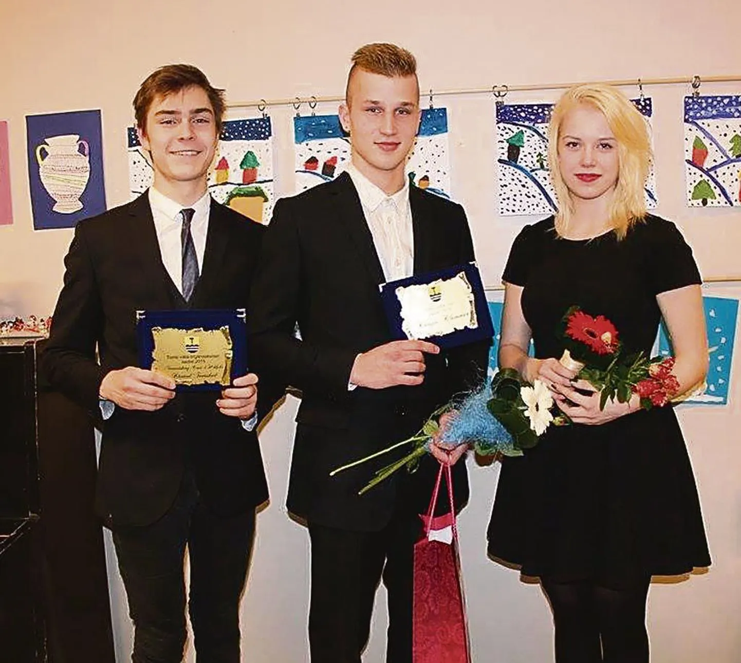 Tootsi valla aasta tegijad on Eesti 4H klubi Kärmed Tootsikad (vasakult) Harlis All, Tootsi valla aasta noor Kaupo Klemmer ja Carmel Raudsepp, kelle Pärnumaa Kodukant nimetas aasta maanooreks.