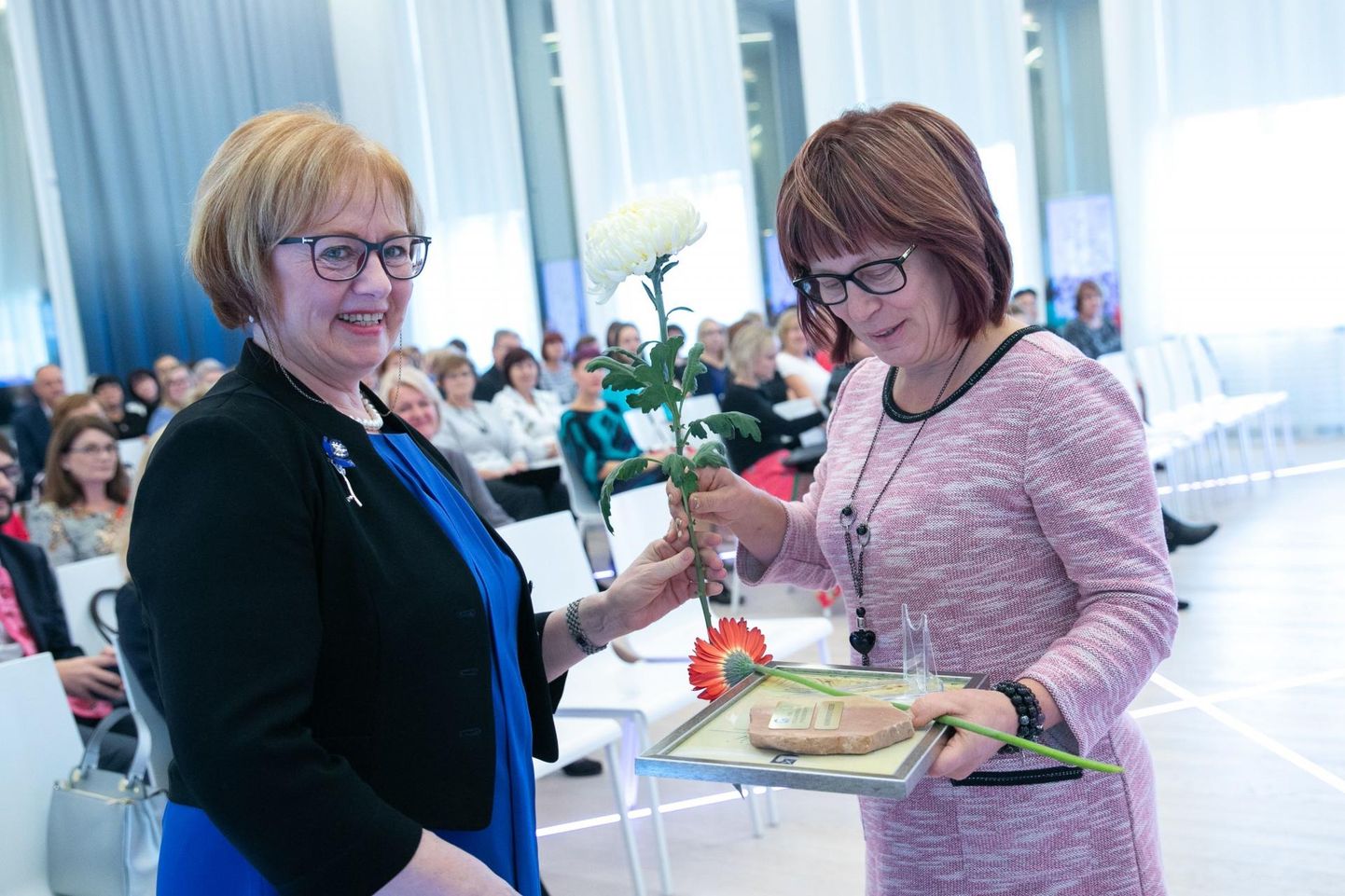 Oma töötaja kõrge hindamine: aasta lasteaiaõpetaja Heidi Jakobson (paremal) Kauri lasteaiast saab sooja tunnustuse ja kauni lilleõie haridustempli omanikult Anne Nõgult.