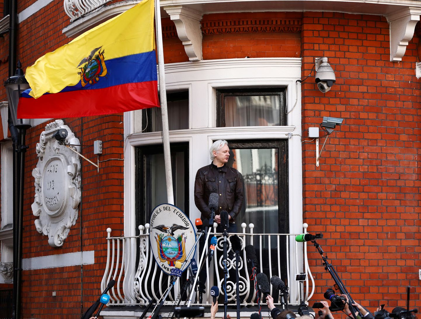 WikiLeaksi asutaja Julian Assange Ecuadori saatkonna rõdult ajakirjanikega rääkimas.
