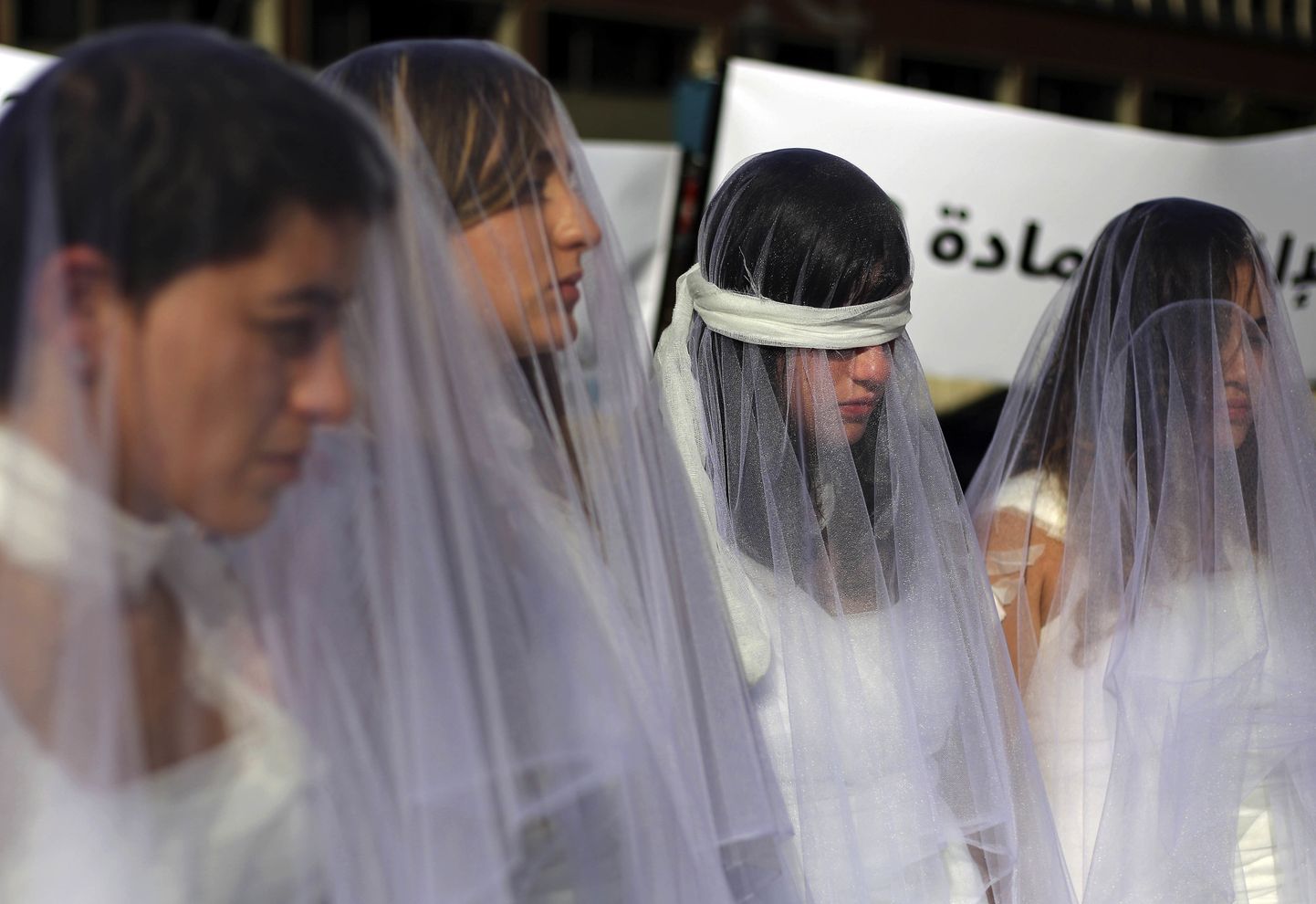 Pruutideks rõivastatud Liibanoni naised protesteerisid 2016. aasta detsembris kriminaalkoodeksi punkti vastu, mis lubas vägistajatel pääseda, kui ta ohvriga abiellub. 1940. aastatest pärit seadus tühistati 2017. aastal.