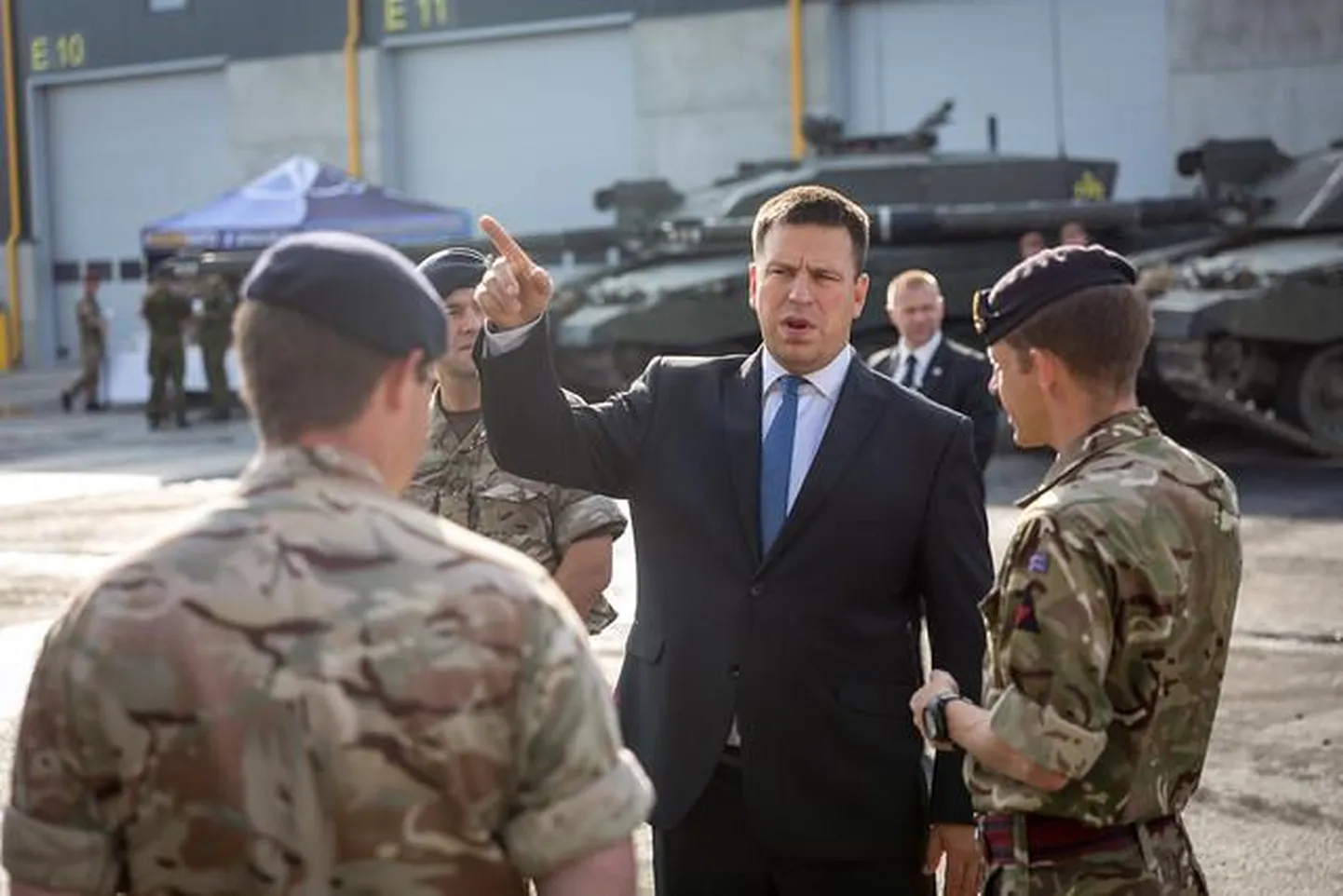 Peaminister Jüri Ratas kohtus Tapal Ühendkuningriigi kaitseväelastega.