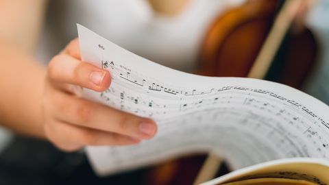 Učitelj violine na sodišču zaradi spolne zlorabe mladoletnice