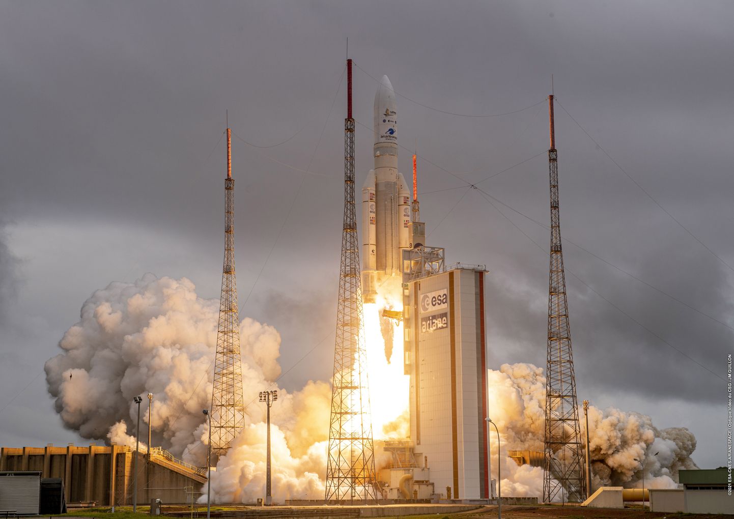 Тяжелая ракета Ariane V в субботу успешно стартовала на орбиту с крупнейшим и самым мощным в мире космическим телескопом James Webb Space Telescope (JWTS)
