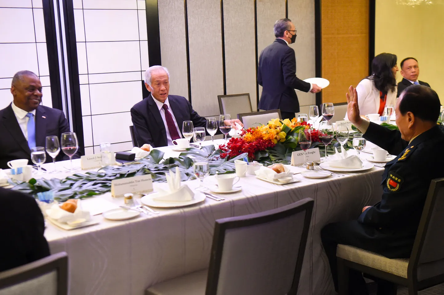 USA kaitseminister Lloyd Austin (vasakul) ja tema Hiina kolleeg Wei Fenghe (paremal) kohtumas Singapuris Shangri-La Dialoogi foorumi raames.