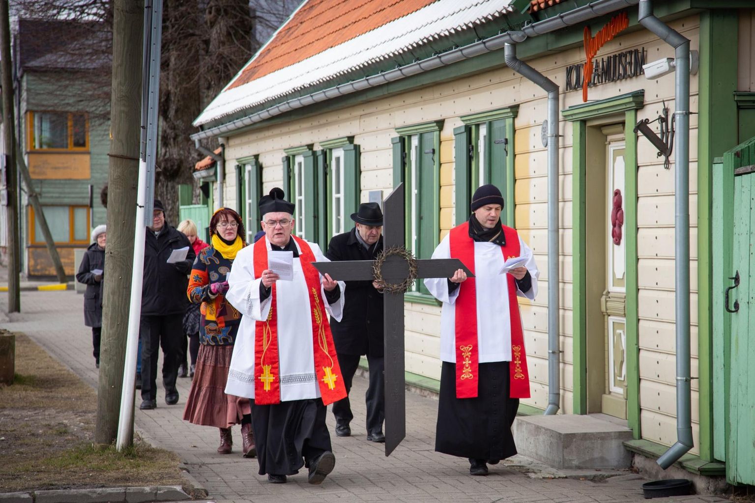 Tänavune suure reede ristikäik läbiti Pärnus väikese seltskonnaga.