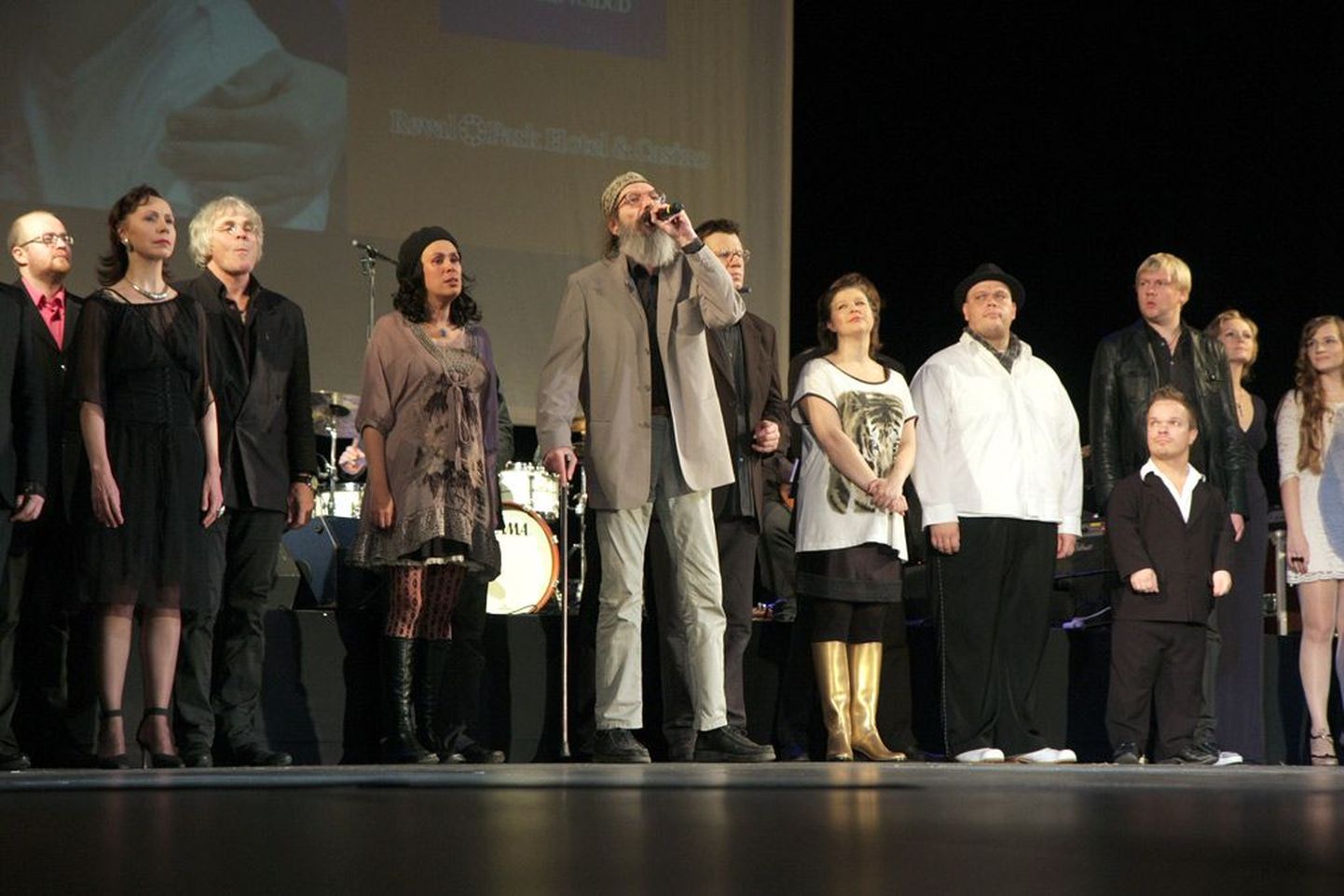 Peeter Volkonski lõpulaulu «Kuulake!» ajal kogunevad lavale kõik eeskavas osalevad näitlejad.