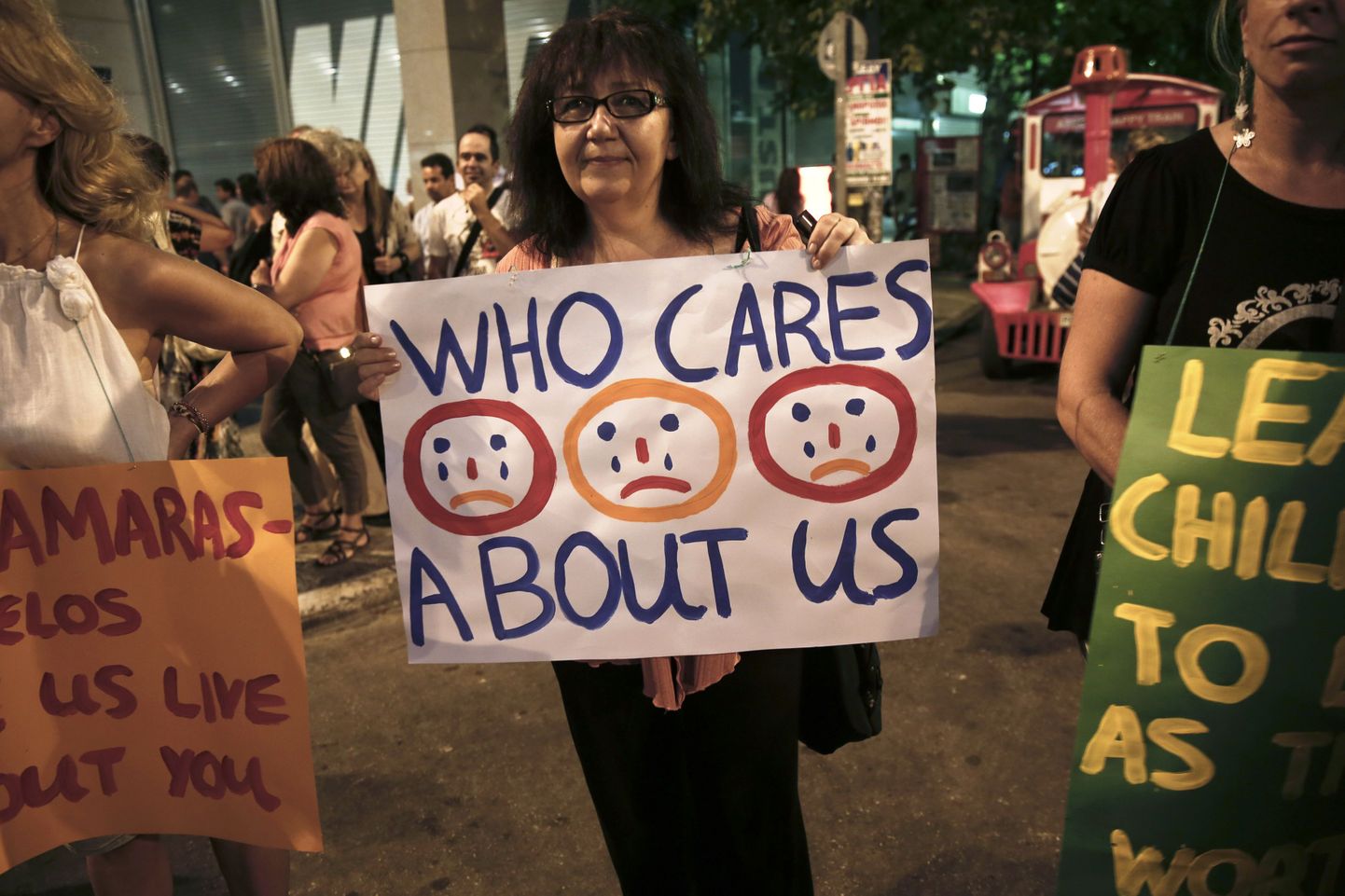 Kreeklased uue eelnõu vastu protesteerimas. Kiri plakatil: "Kes meist hoolib"