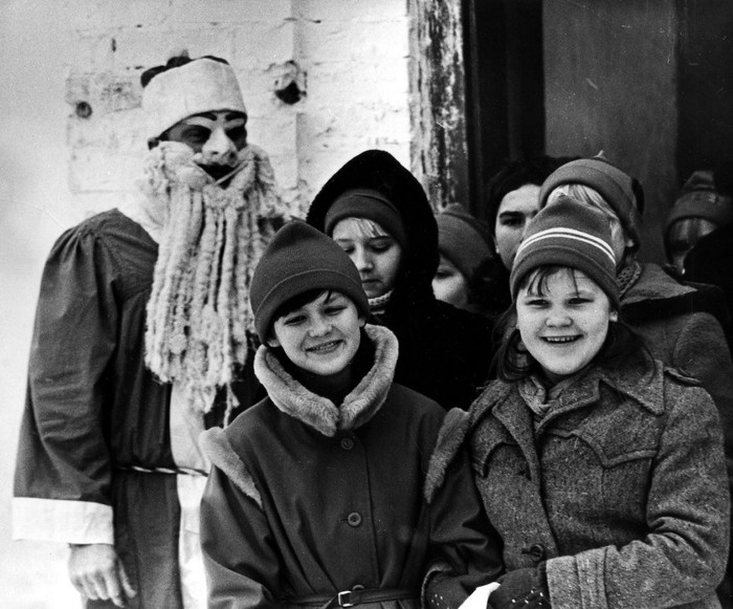 Jõuluvana lastega. (Hiiumaa muuseumid. Näärinäitus Kassaris 1986)