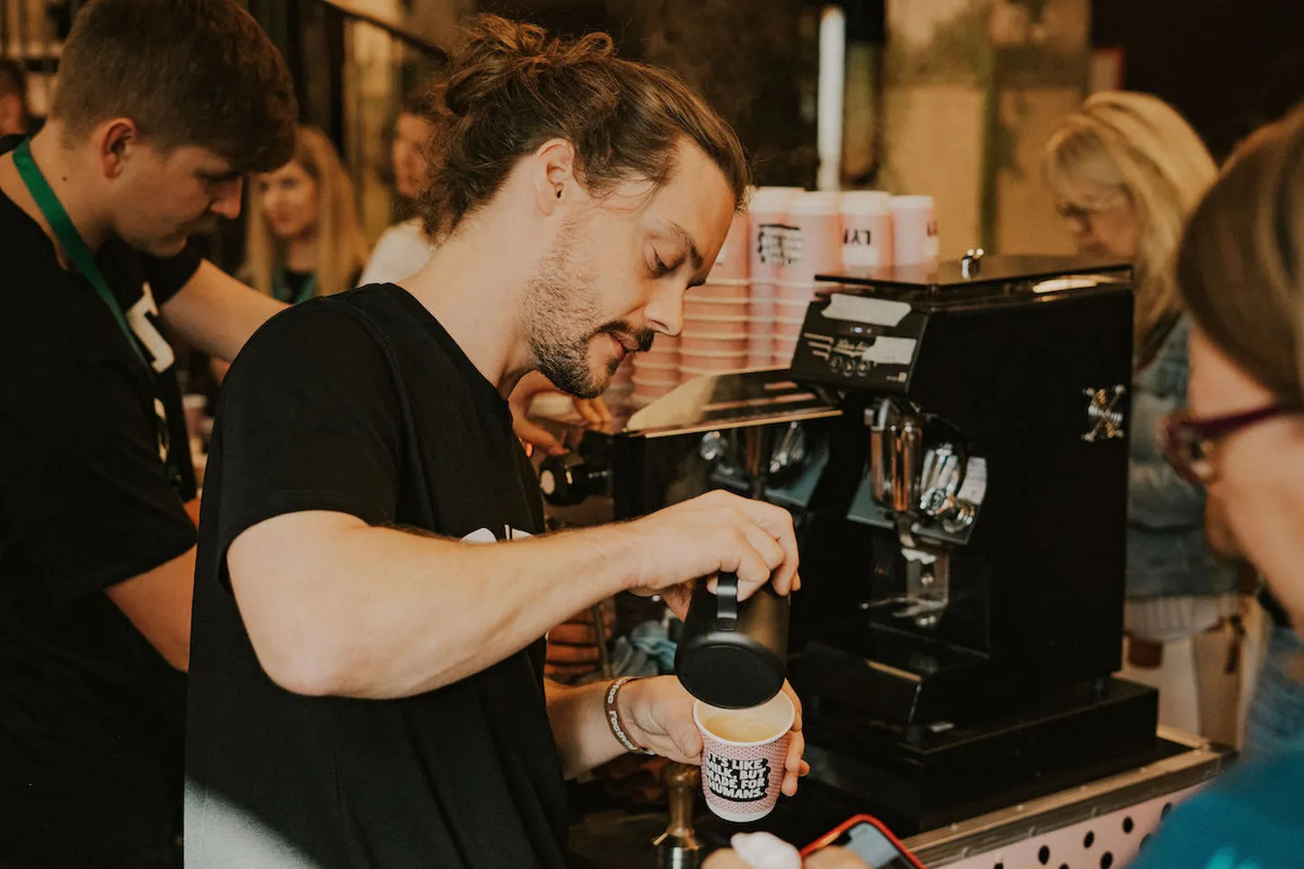 Oatly barista Daniel Higginson näitab, kuidas kohvi degusteerida.