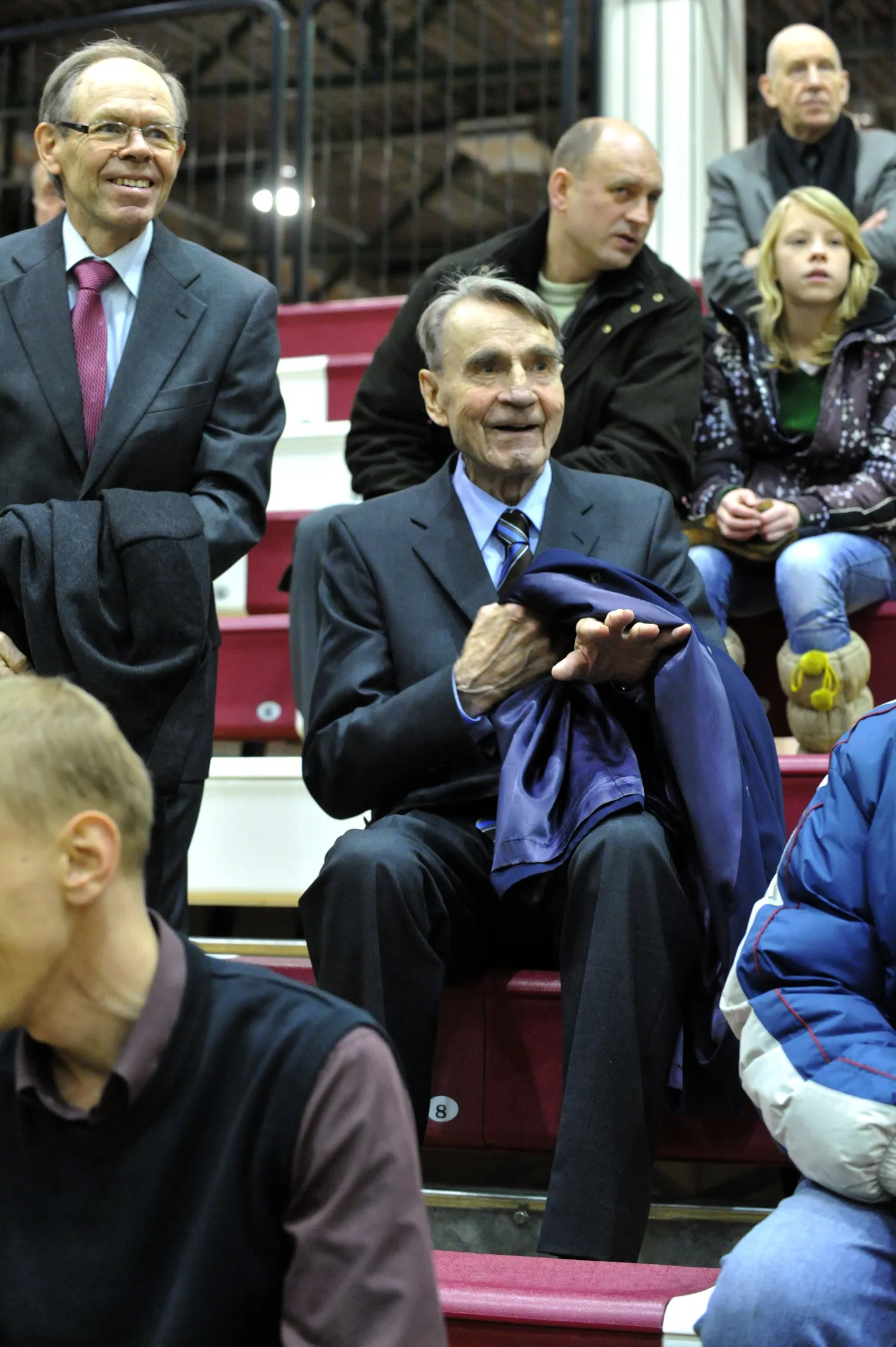 Soome kunagine president Mauno Koivisto (keskel) Audentese spoordihoones  Tallinnas 2009. aastal.