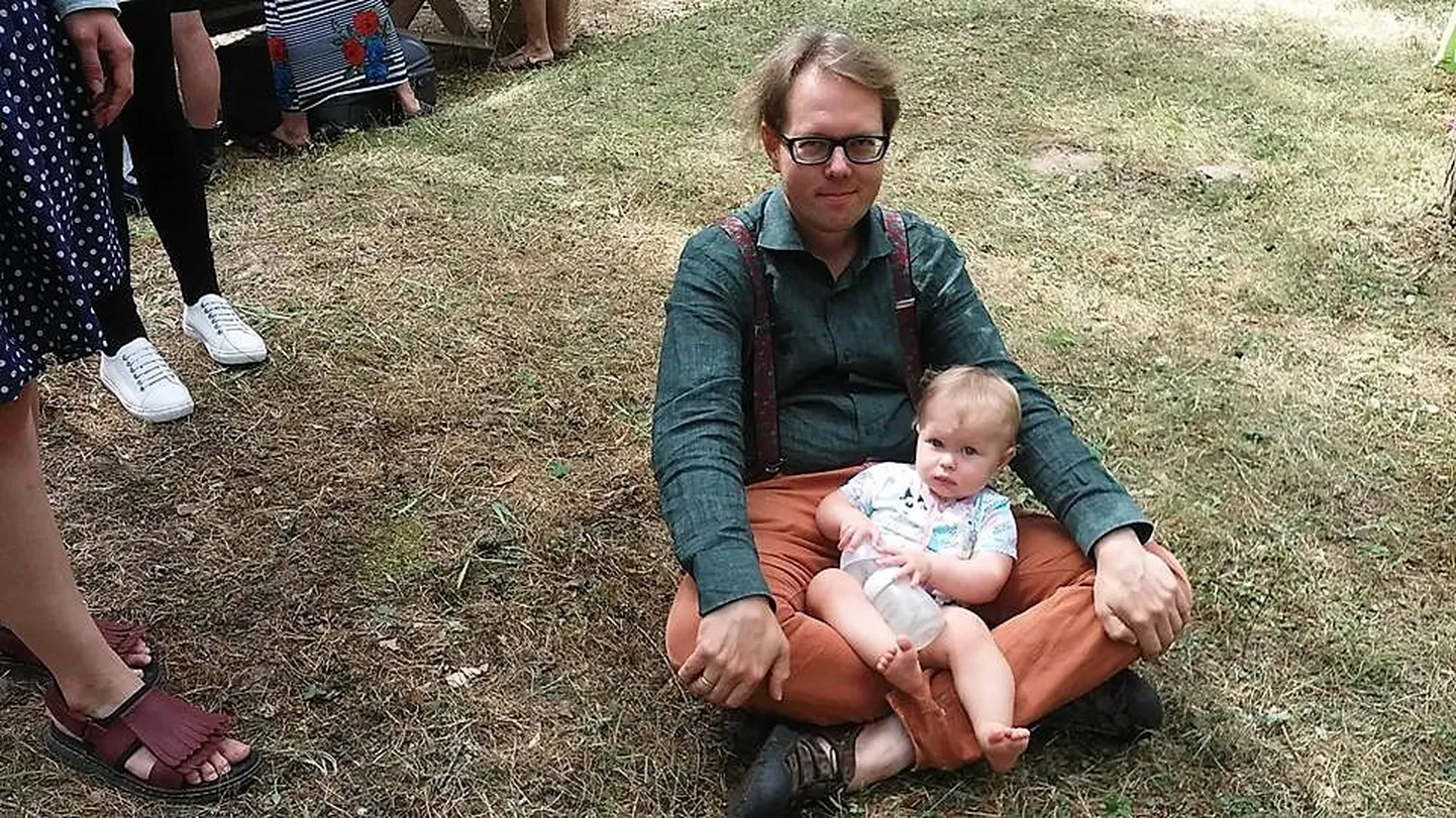 Kirjanik Vahur Afanasjev tütre Juuliga Võtikvere raamatuküa päeval 2018. aasta 4.augustil.
