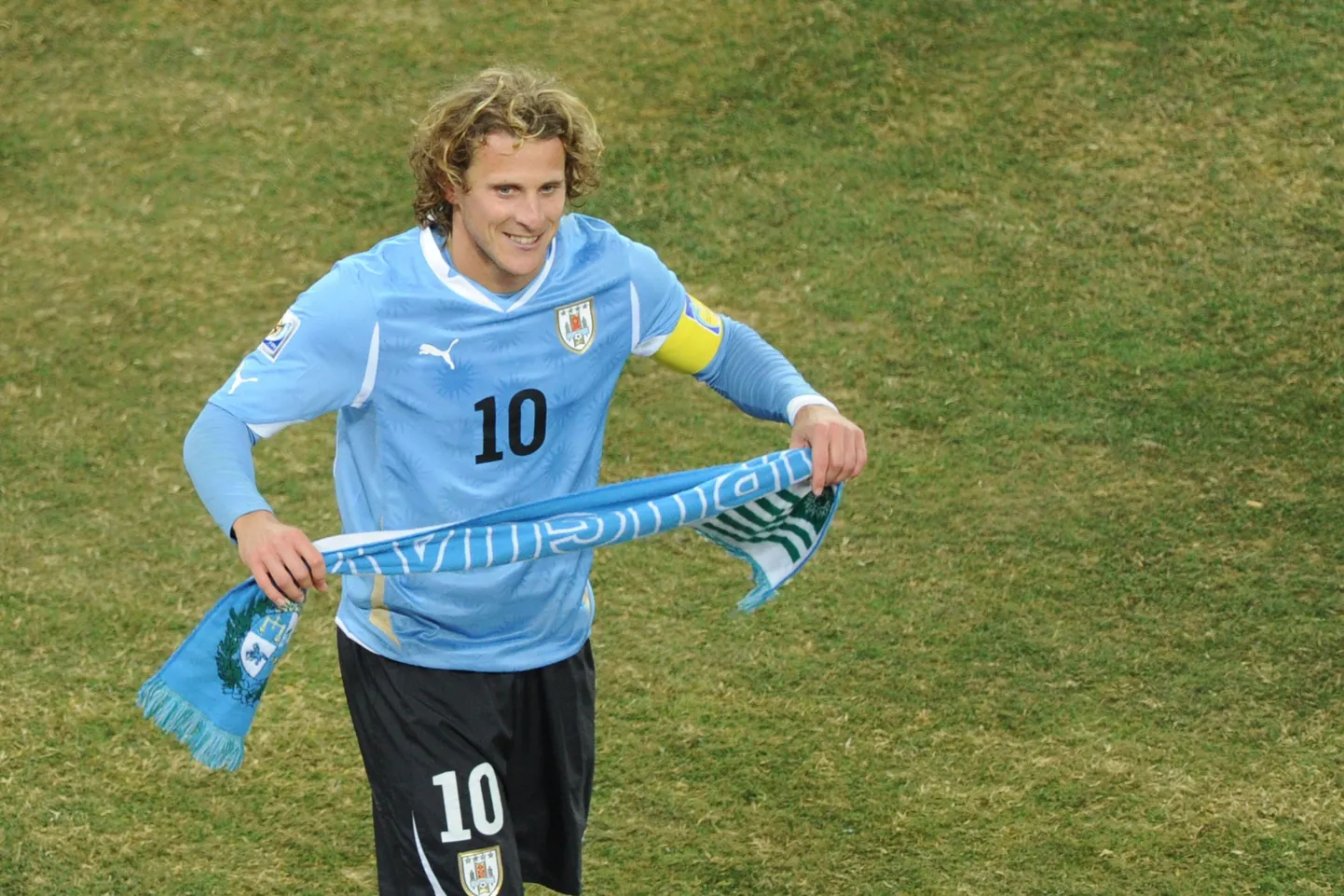 Diego Forlan suvisel MMil Uruguay koondise kaptenina.