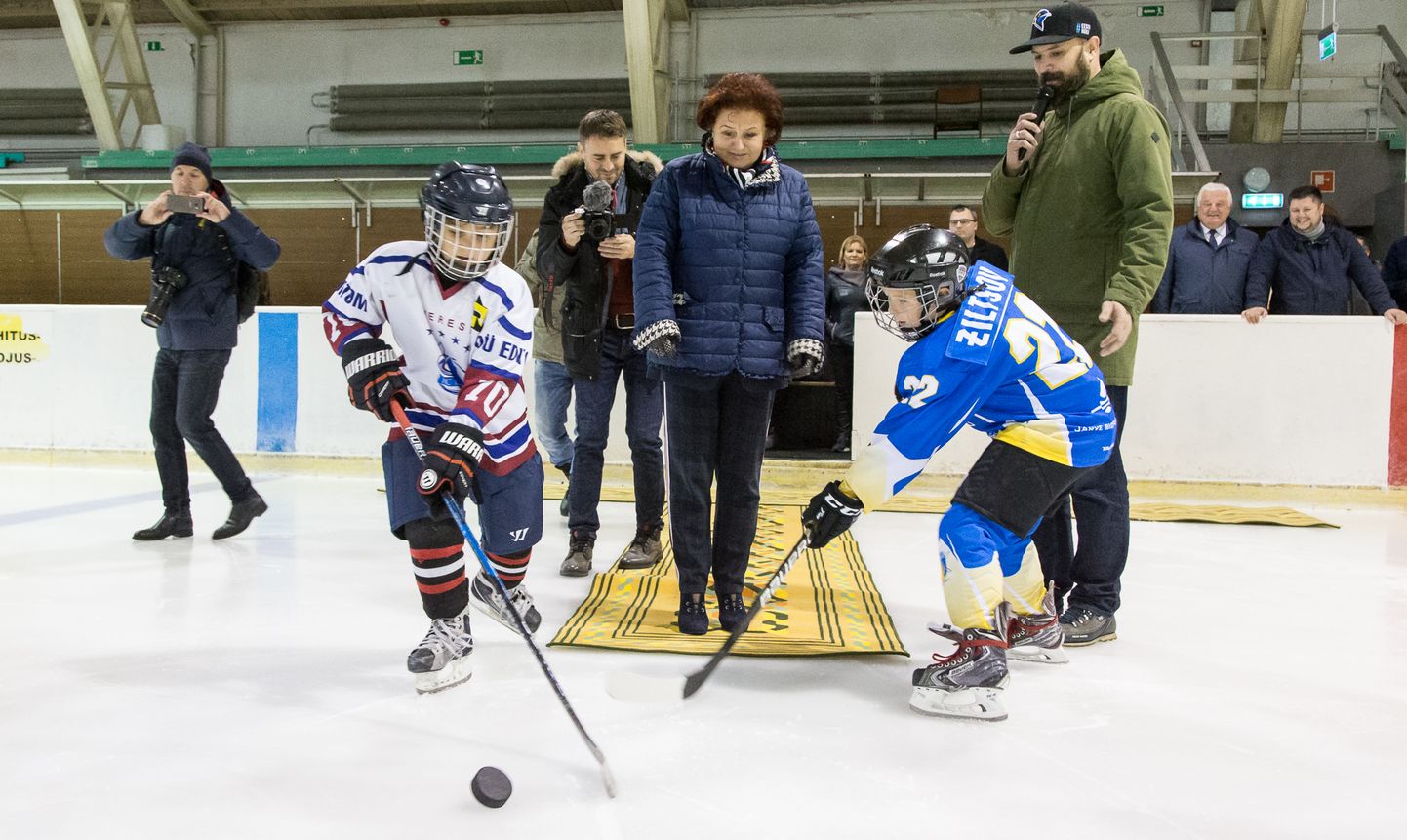 Kohtla-Järve linnapea Ljudmila Jantšenko viskas litri jääle ning uus hooaeg saigi avatud.