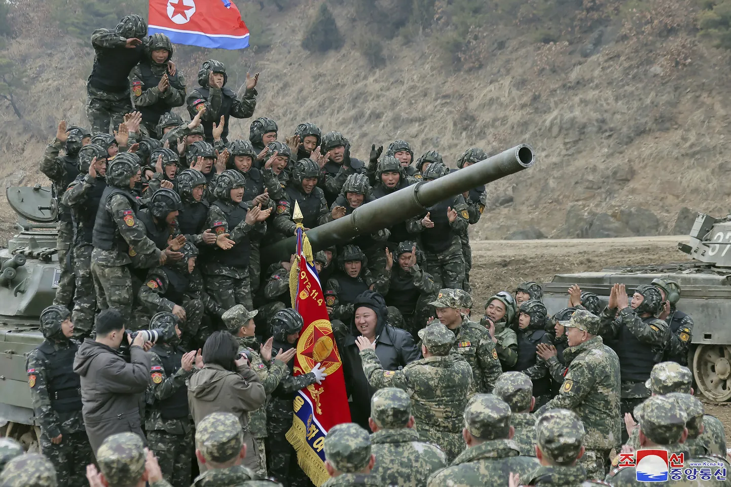 Väljaõppe läbinud Põhja-Korea sõdurid koos riigi liidri Kim Jong-uniga.