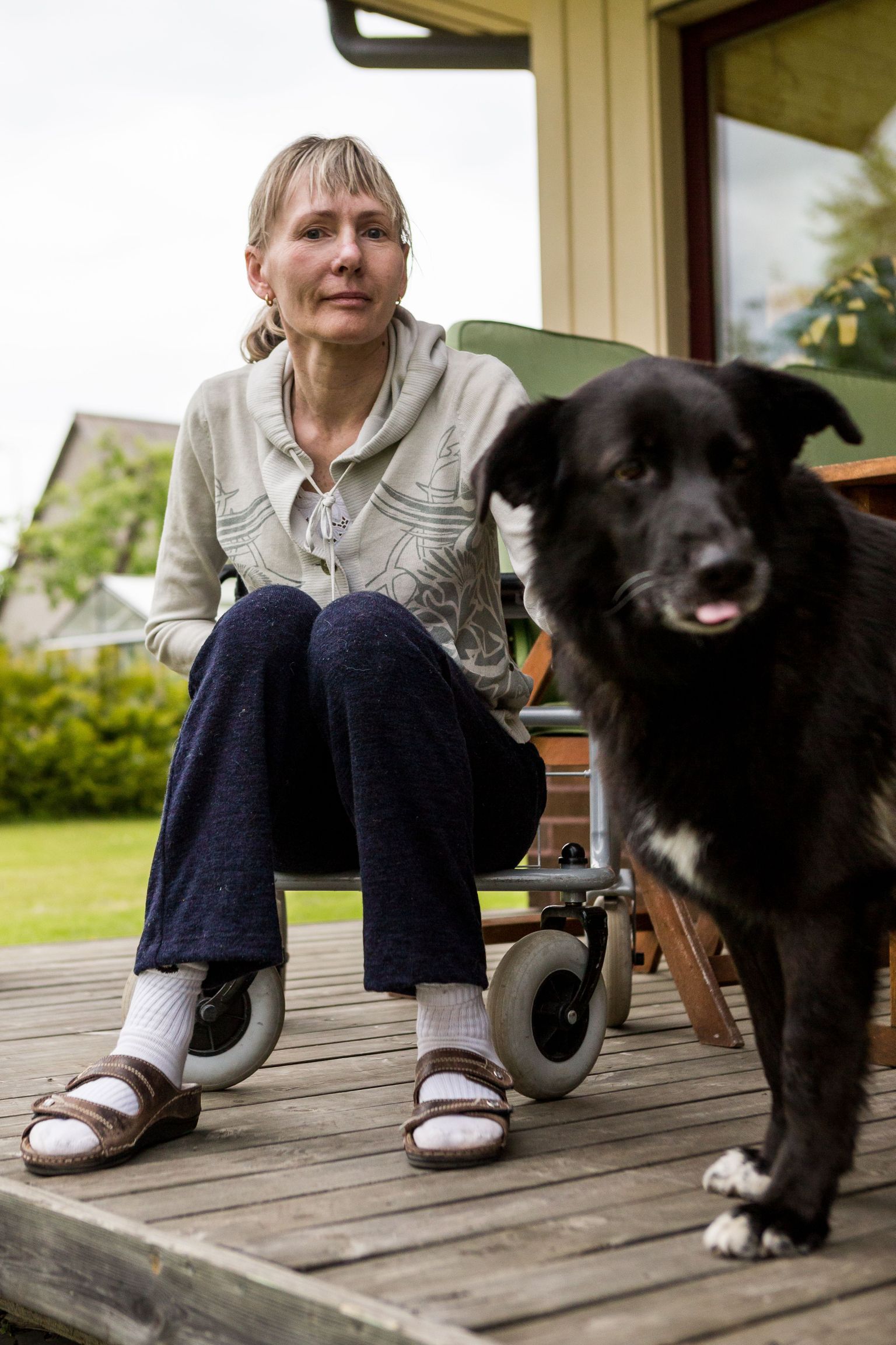 Lea Vitsut, Sclerosis multiplex'i haige naine oma koera Sofiga.