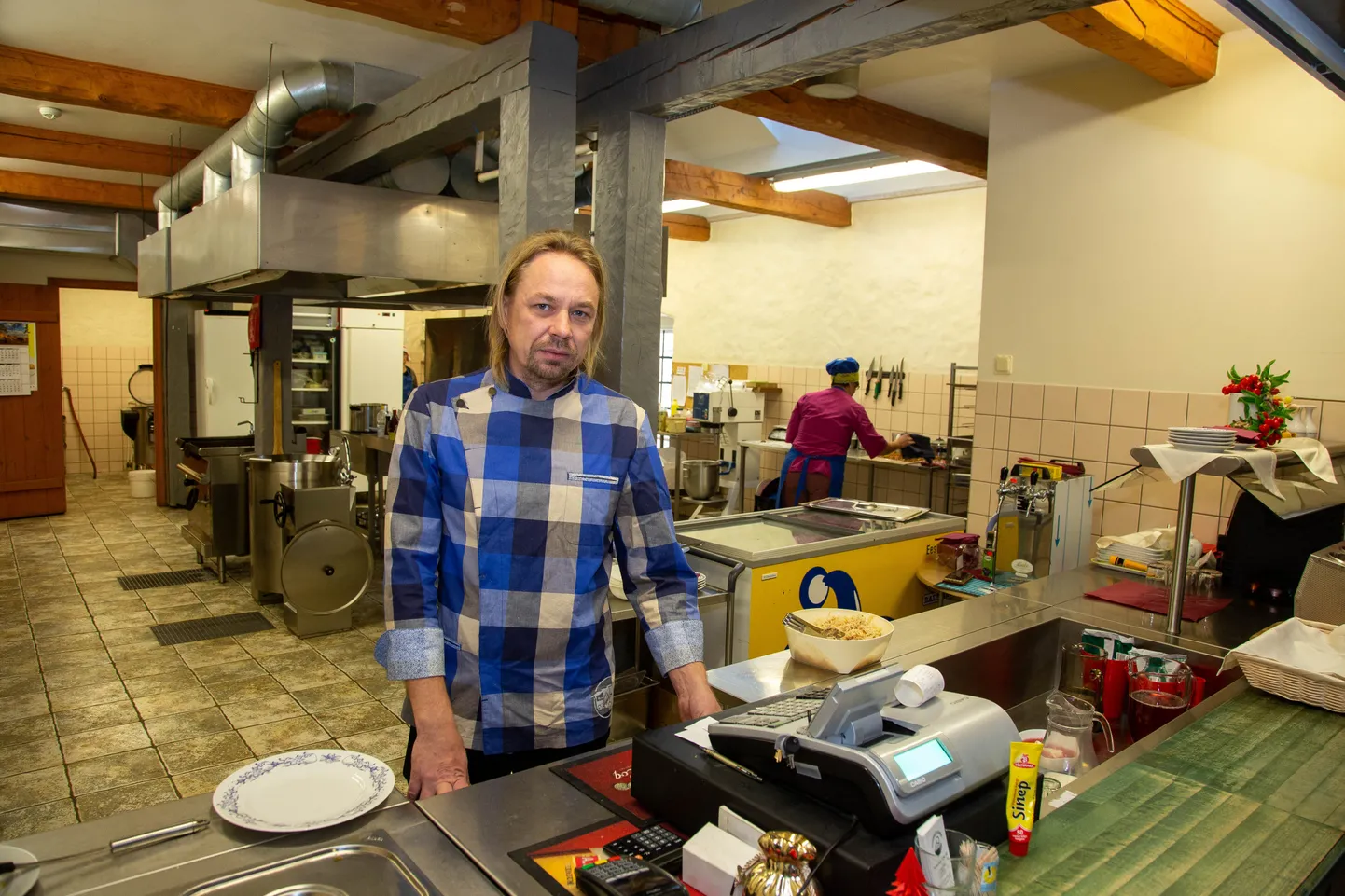 Osaühingu Tanksemäe Saffer juhatuse liige Marek Balder Albu toiduaidas.