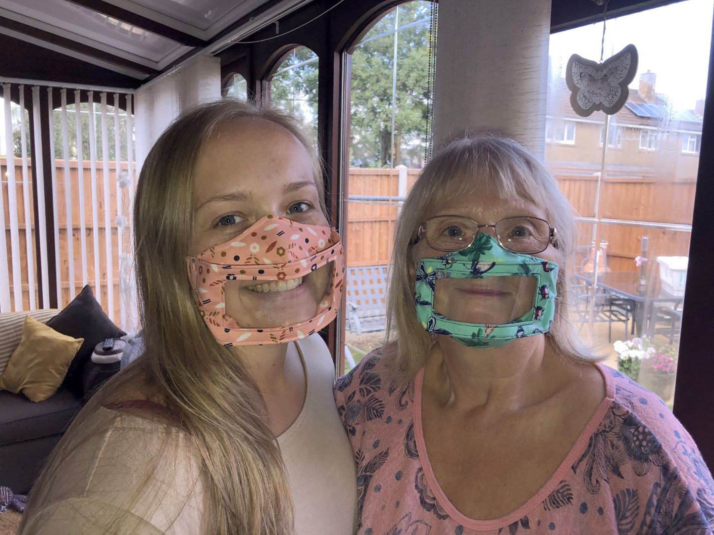 Kurt ema Julie Wixey (paremal) hakkas pärast edutut maskiga suhtlemist õmblema läbipaistva suuosaga näomaske, et toetada enda ja teiste vaegkuuljate turvalist suhtlemist läbi maski huultelt lugemise võimaldamisega.