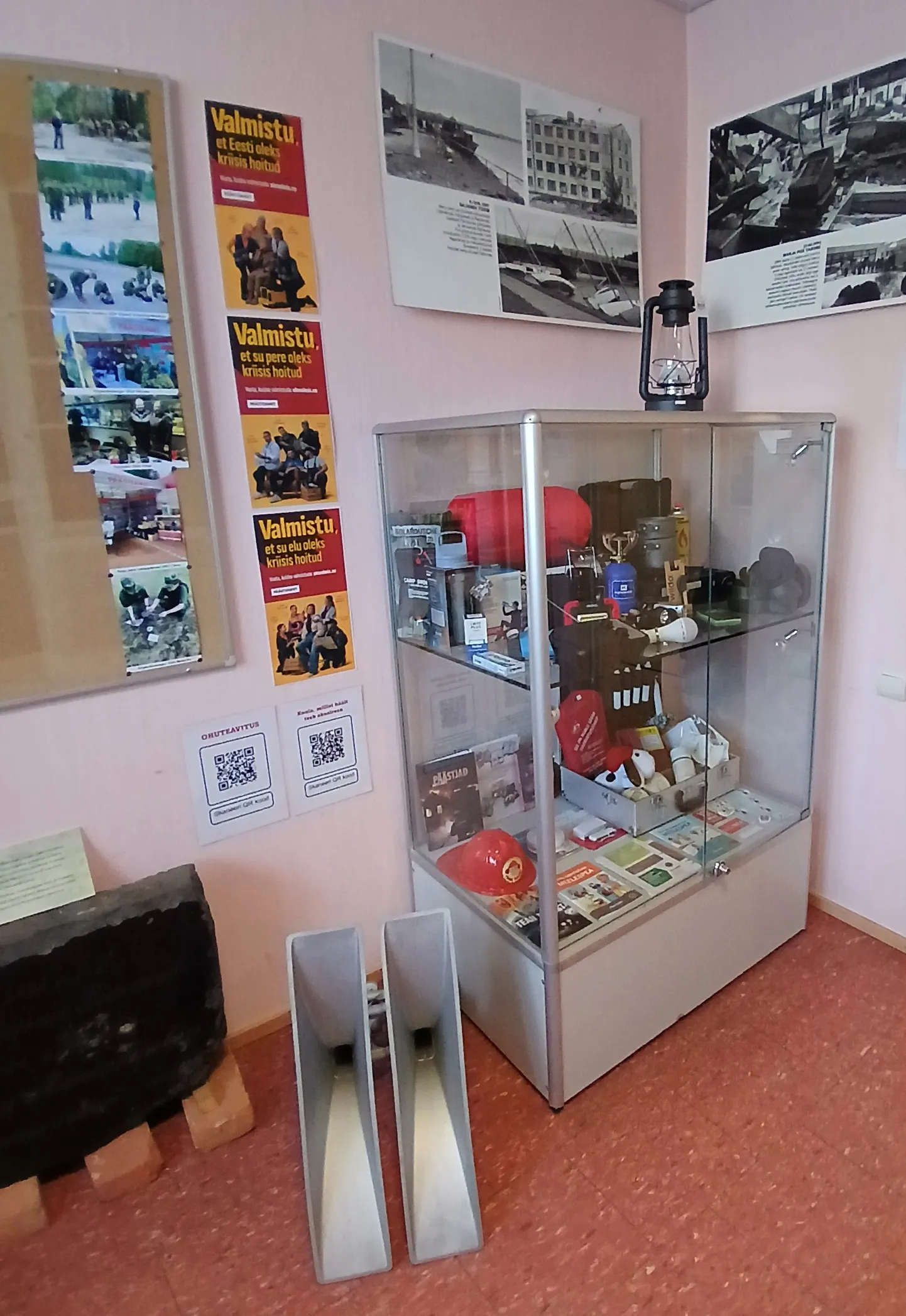 Elanikkonnakaitse väljapanek Valga militaarmuuseumi päästeameti töötoas.