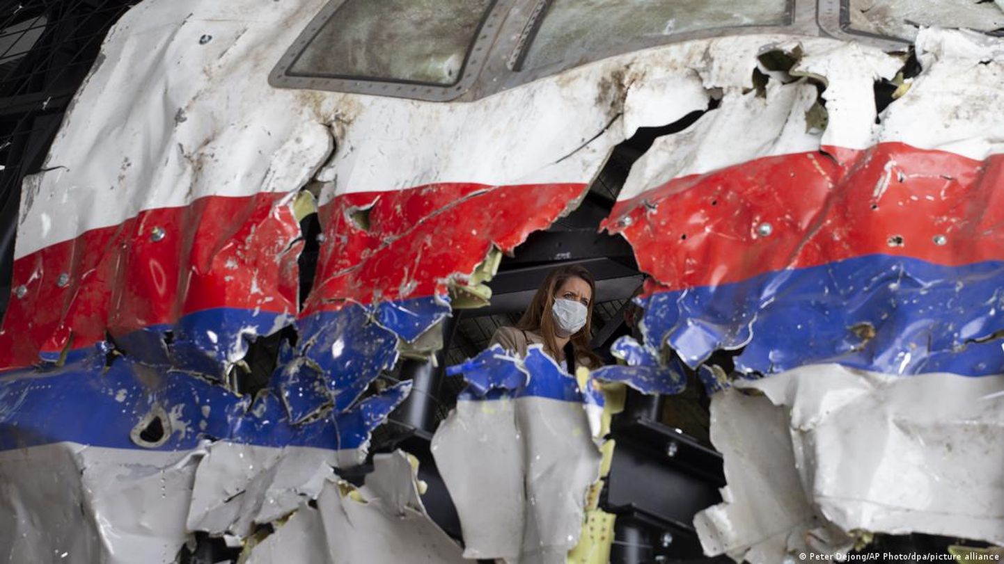 Обломки самолета рейса MH17