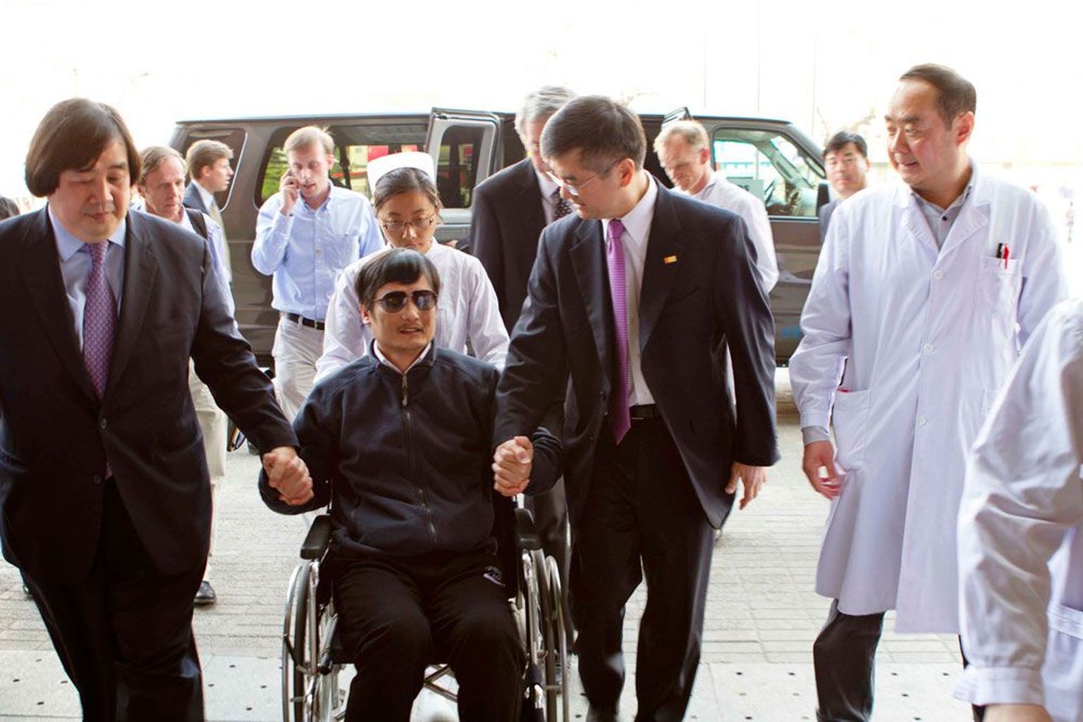 Hiina inimõiguslase väitel toimetasid USA ametnikud Chen Guang­chengi küll haiglasse, kuid hiljem pole ta nendega kohtunud.