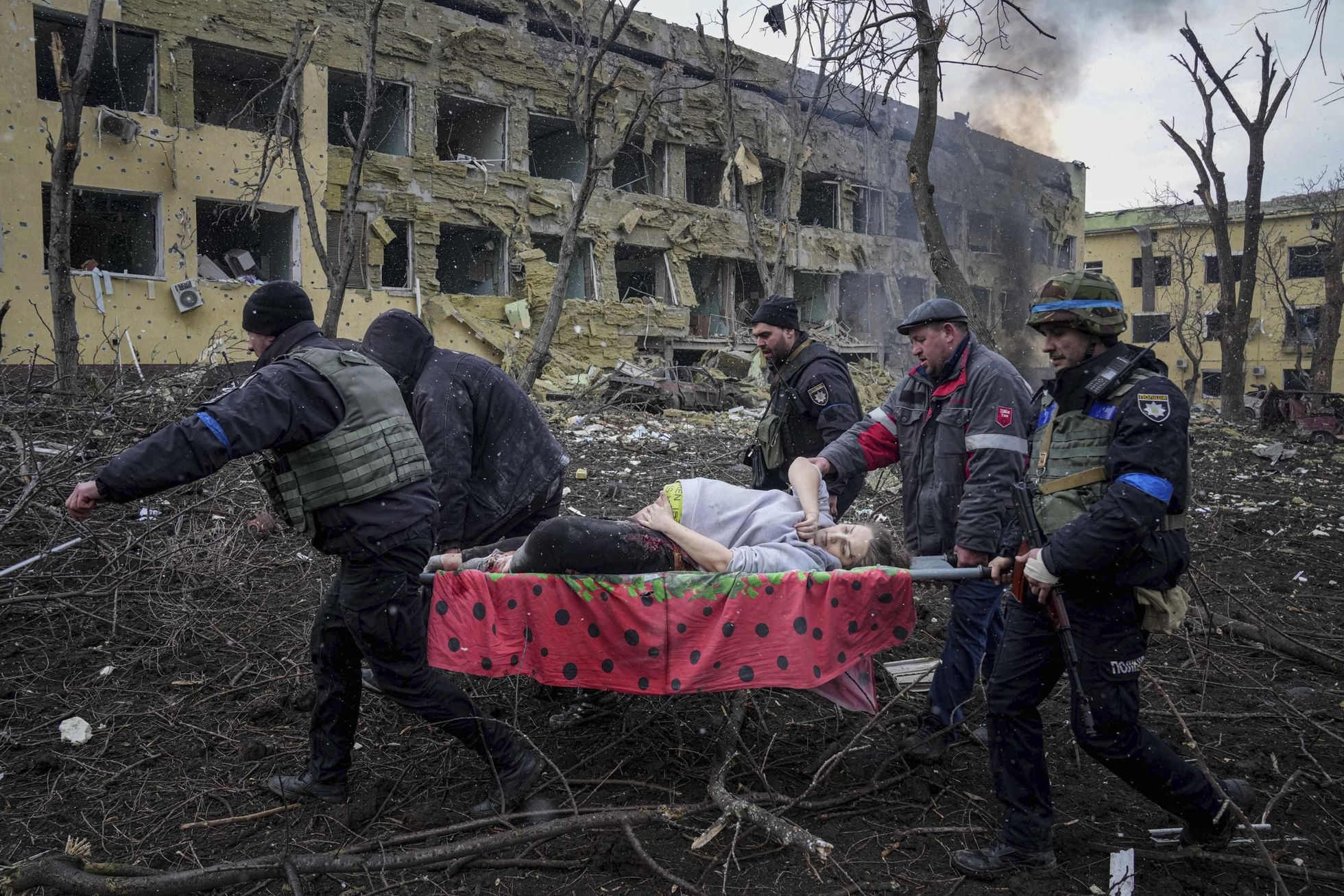 Fonā 9. martā nobombardētā Mariupoles bērnu slimnīca.