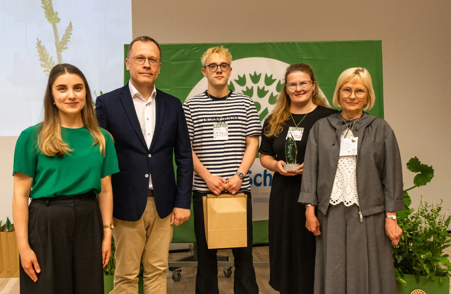 Aasta keskkonnasõbraliku haridusasutuse preemia andsid Jaan Poska gümnaasiumi abituriendile Mattias Mäestule ja õppejuhile Lembi Loigule (keskel) kliimaaktivist ja poliitik Hanah Lahe (vasakul) ning kliimaministeeriumi keskkonnahariduse nõunik Asta Tuusti (paremal). Tähtsal sündmusel oli kohal ka Tartu linnapea Urmas Klaas.