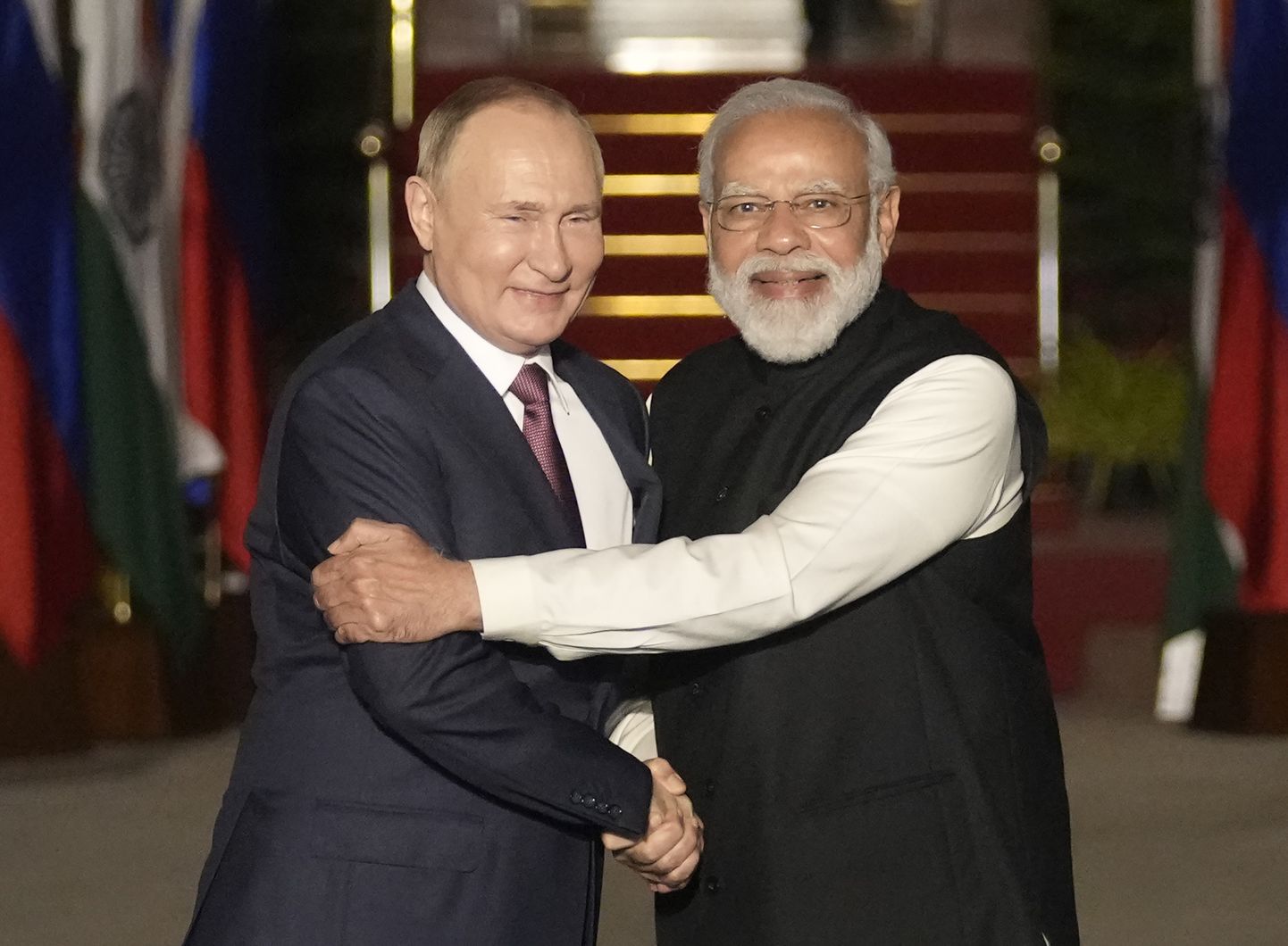 Venemaa president Vladimir Putin (vasakul) ja India peaminister Narendra Modi tervitamas teineteist New Delhis 6. detsembril 2021.