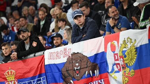 VIDEO ⟩ Serbia jalgpallifännid skandeerisid enne EMi mängu Putini nime