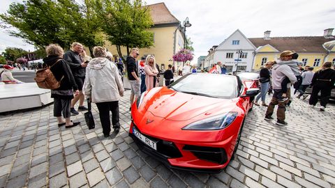 VIDEO & GALERII ⟩ Kuressaare kesklinn täitus legendaarsete Ameerika sportautodega