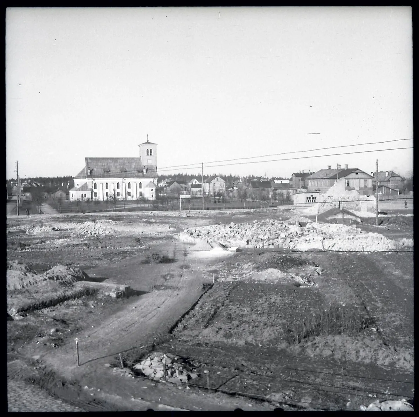 Tapa pärast 1944. aasta pommitamist. Varemed on juba koristatud. Foto on tehtud praeguse Grossi poe poolt luteri kiriku suunas.