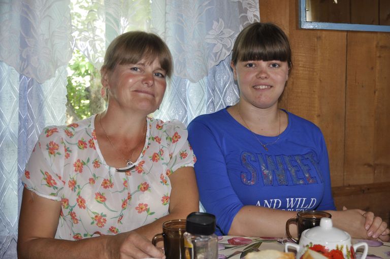 Лариса Прикманн с дочерью Юлией. Юля уже много лет живет в Новосибирске, но эстонский язык она не забыла. / Фото: Яанус Пийрсалу.