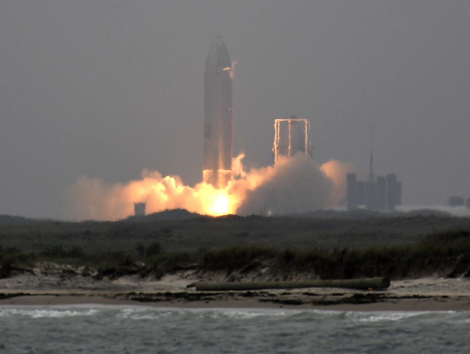 SpaceXi kosmoselaeva Starship prototüüp SN15 maandus Texases Boca Chicas. Tegemist oli esimese korraga, mis kosmoselaev pärast maandumist ei plahvatanud