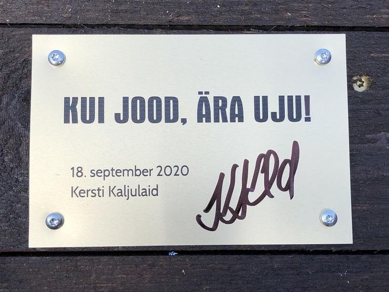 Kilingi-Nõmme päästekomandot väisanud president Kersti Kaljulaid paigaldas Saarde vallas Rae järve ujumiskoha juures veeohutusstendile oma allkirjaga sõnumitahvli.
