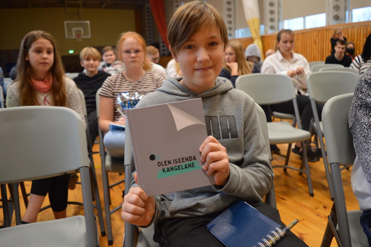 Kalmetu kooli viienda klassi poiss Romet Grünberg sai koolikiusamise konverentsil hea küsimuse eest raamatu.